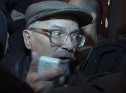 Милиционеры тащили Лимонова на митинг силой (видео) [01.11.2010 14:07]