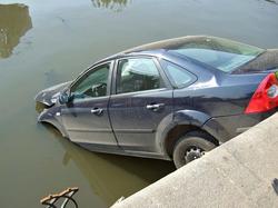 Автомобиль свалился в реку после катастрофы [10.11.2010 12:43]