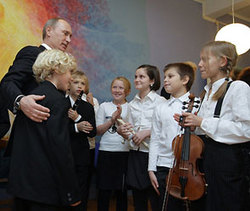 Путин сыграл на гуслях в школьном учреждении [10.11.2010 17:26]
