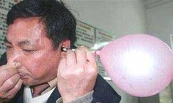 Китаец надувает воздушные шары ушами [10.01.2006 13:27]