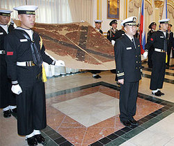 Корея отдала России флаг крейсера ` Варяг ` [11.11.2010 09:10]