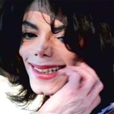 Майкл Джексон мертвенно бледен [11.12.2005 13:10]