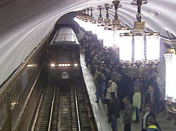 В метро поезд сбил мужчину, спрыгнувшего за мобильником [13.11.2010 10:19]