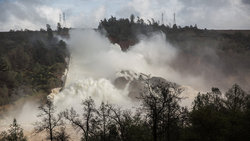 В Калифорнии заявили эвакуацию из-за уничтожения плотины [13.02.2017 12:44]