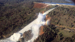 Уровень воды на аварийной плотине в Калифорнии падает [14.02.2017 10:38]