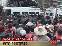 Антиглобалисты штурмуют кордоны полиции на конференции ВТО в Гонконге [17.12.2005 14:03]