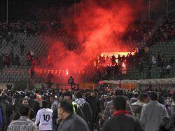 В Египте фанаты устроили массовое побоище на стадионе (видео) [02.02.2012 09:09]