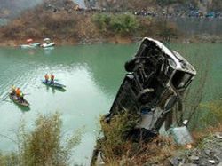 В Китае пассажирский автобус свалился в озеро [02.12.2016 13:22]