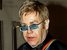 Elton John получил $ 188 тыс за моральный вред [02.06.2006 03:16]