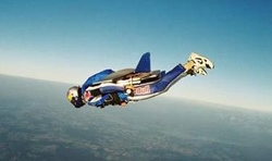 Создана новая парашютная система для десантников, позволяющая пролетать до двухсот километров после прыжка [02.06.2006 04:00]