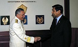 Глава министерство обороны Индонезии: США не обязаны навязывать другим свои методы [02.06.2006 05:49]