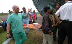 Российские врачи прибыли в Индонезию для помощи жертвам землетрясения [02.06.2006 06:52]