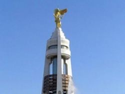 Ашхабад лишился вращающейся статуи Туркменбаши [26.08.2010 11:29]