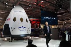 SpaceX отправит на Луну 2-х туристов [28.02.2017 14:05]