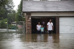 В Хьюстоне спасатели продолжают бороться с наводнением [29.08.2017 10:36]