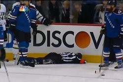 Игрок НХЛ нокаутировал арбитра шайбой (видео) [05.02.2013 14:40]