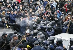 В Киеве протестующие дали отпор полиции, пробовавшей обнаружить Саакашвили [06.12.2017 10:04]