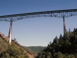 В Калифорнии женщина, пытаясь снять селфи, упала с моста [07.04.2017 11:48]