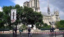 В Париже боевик совершил нападение на правоохранителей в соборе Нотр-Дам [07.06.2017 13:18]