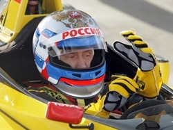 Путин испытал болид Формулы-1 [08.11.2010 09:02]