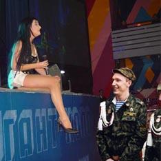 Лолита взволновала украинских солдат [08.12.2005 09:44]