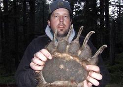 Охотники убили гигантского медведя (фото) [01.04.2008 12:04]