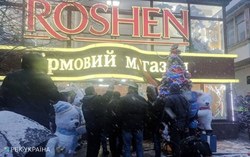 Сторонники Саакашвили разбили окна магазина Roshen в Киеве [10.12.2017 18:04]