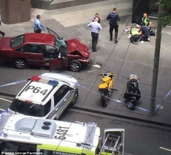 В Мельбурне автомобиль наехал на пешеходов [21.12.2017 10:04]