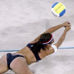 Женский пляжный волейбол - наиболее зрелищный и сексуальный вид спорта (фото) [21.08.2006 10:30]