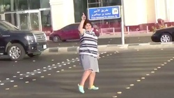 В Саудовской Аравии тинейджер устроил танцы на пешеходном переходе [24.08.2017 12:06]