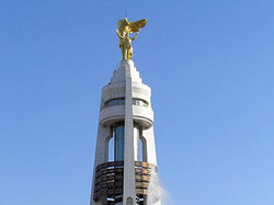 Ашхабад лишился вращающейся статуи Туркменбаши [25.08.2010 17:17]