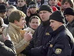 В центре Минска сторонники оппозиции пытаются прорвать силы специального назначения [25.03.2006 14:04]