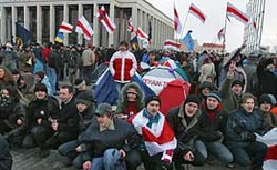 Сторонники оппозиции в Минске собираются в сквере имени Янки Купалы [25.03.2006 15:15]