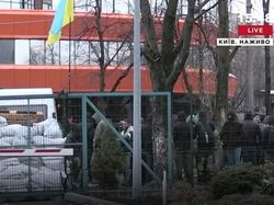 В Киеве неустановленные в военной форме блокировали телевизионный канал NewsOne [03.12.2017 19:04]